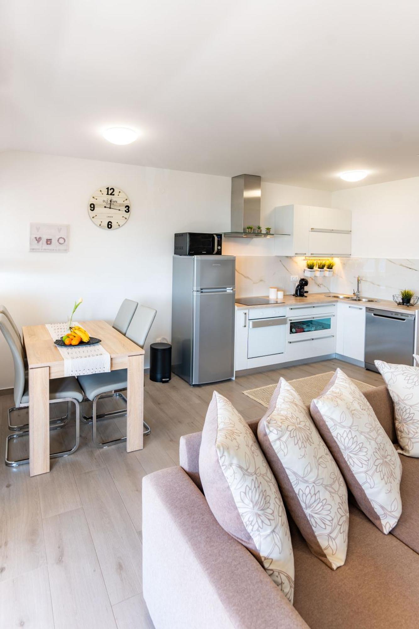 Apartman Petra S Pogledom Na More Banjol Luaran gambar