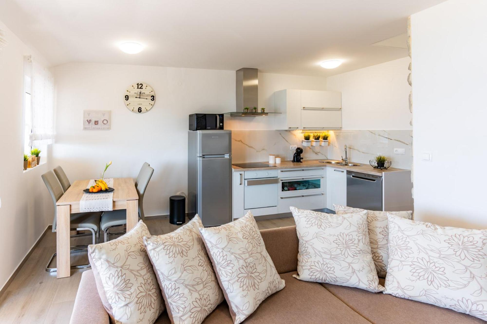 Apartman Petra S Pogledom Na More Banjol Luaran gambar